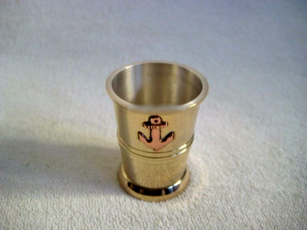 4 copas de aguardiente marítimo de latón/cobre en caja de madera con motivo de ancla
