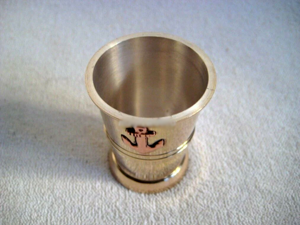 4 copas de aguardiente marítimo de latón/cobre en caja de madera con motivo de ancla