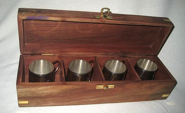 Caja de madera con 4 copas de ron/aguardiente de latón/cobre - plateada