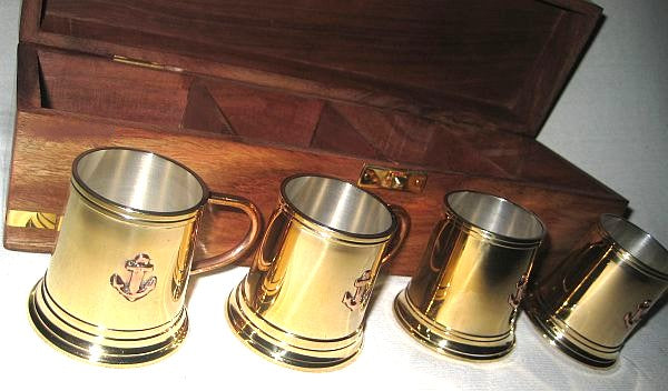 Caja de madera con 4 copas de ron/aguardiente de latón/cobre - plateada