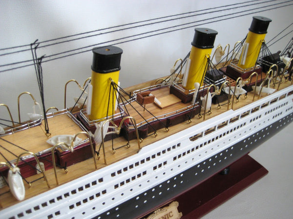 Großes Modell- Titanic- Schiffsmodell aus Holz- Gewicht 6000 g - maritime-deco