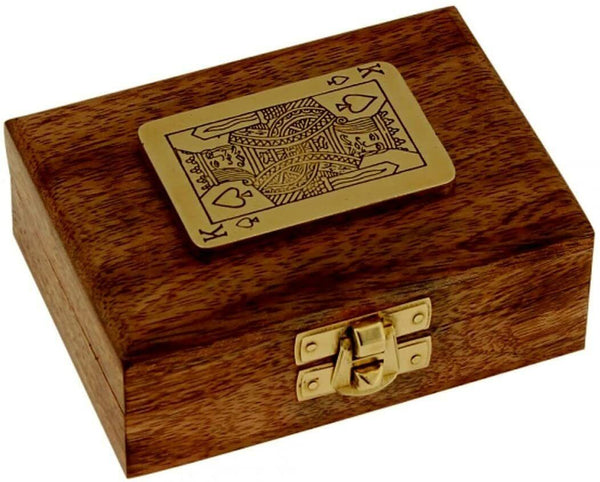 Baraja de cartas en caja de madera con aplicaciones de latón. 
