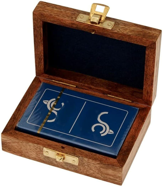 Baraja de cartas en caja de madera con aplicaciones de latón. 