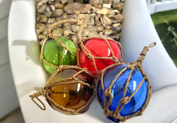 4 bolas de pesca en una red: verde, azul, rojo y ámbar (marrón) 7,5 cm 