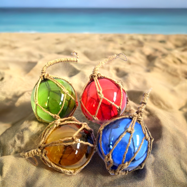 4 bolas de pesca en una red: verde, azul, rojo y ámbar (marrón) 7,5 cm 