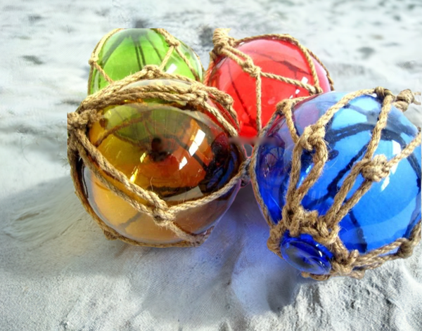 4 bolas de pesca grandes en una red: verde, azul, rojo y ámbar (marrón) 15 cm 