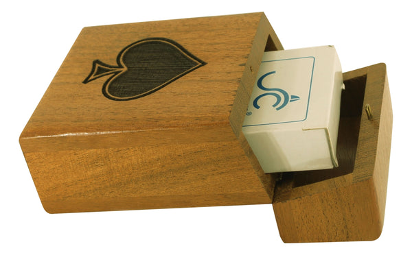 Baraja de cartas en una caja de madera con tapa con bisagras e incrustaciones de latón. 