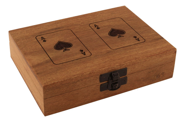 Baraja de cartas en una caja de madera con tapa con bisagras e incrustaciones de latón. 