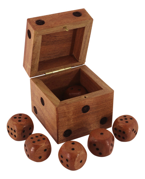 Baraja de cartas en una caja de madera con tapa con bisagras e incrustaciones de latón. 