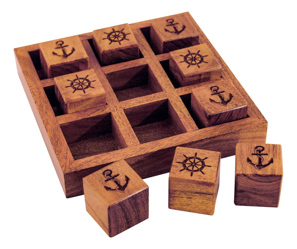 Baraja de cartas en una caja de madera con tapa con bisagras e incrustaciones de latón. 