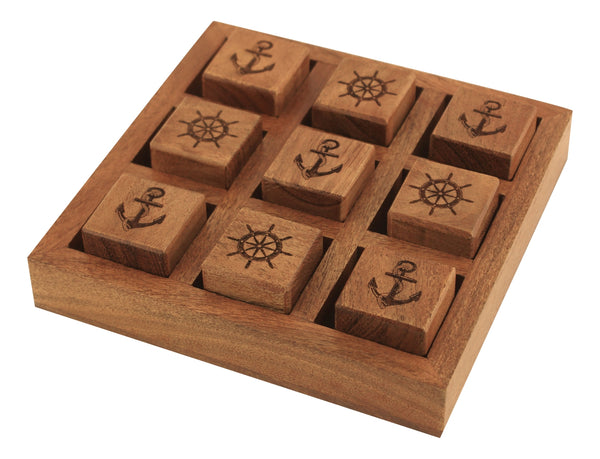 Baraja de cartas en una caja de madera con tapa con bisagras e incrustaciones de latón. 