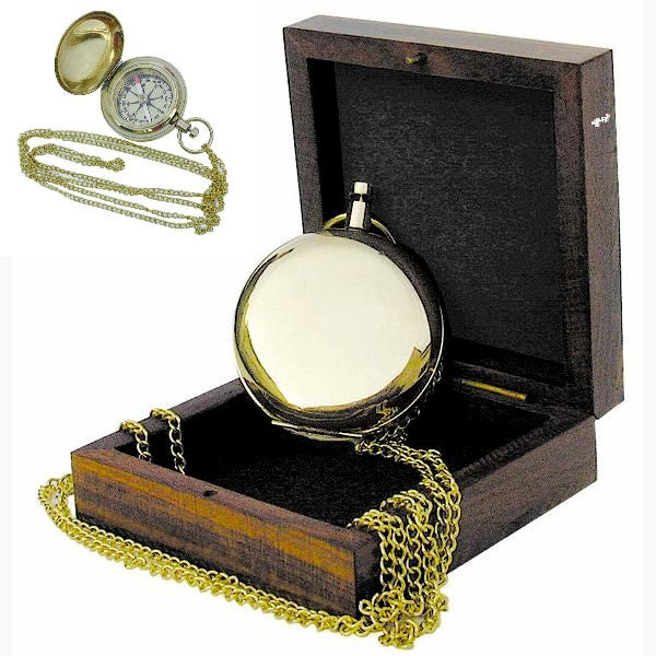 Brújula en formato reloj de bolsillo fabricada en latón y caja de madera. 