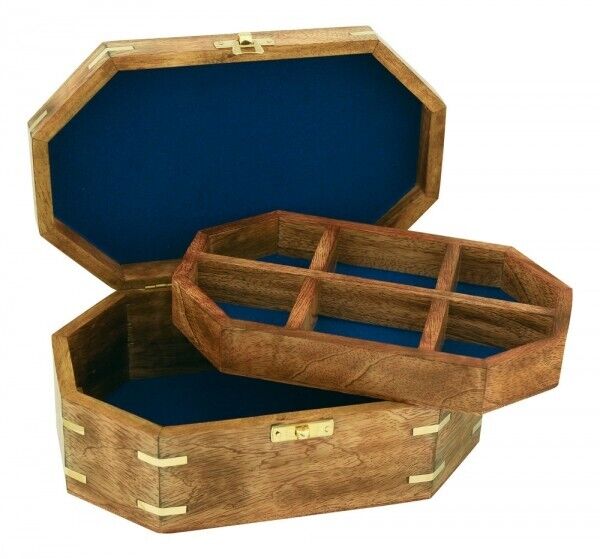 Caja para utensilios de madera con tapa de latón en forma de rosa de los vientos 