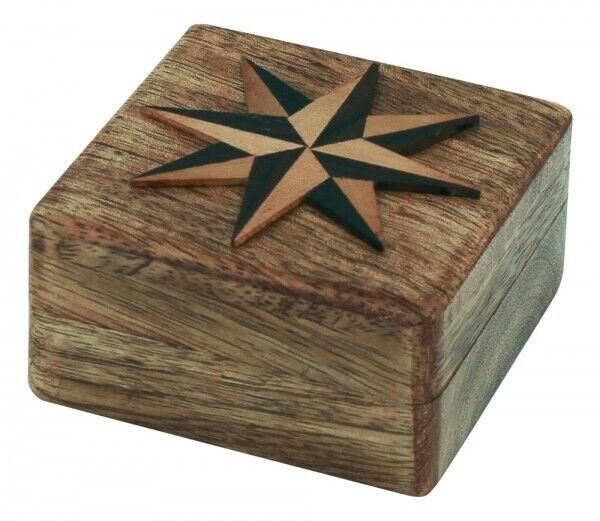 Brújula en caja de madera con rosa de los vientos. 