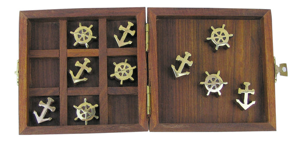 Baraja de cartas en una caja de madera con tapa con bisagras e incrustaciones de latón. 