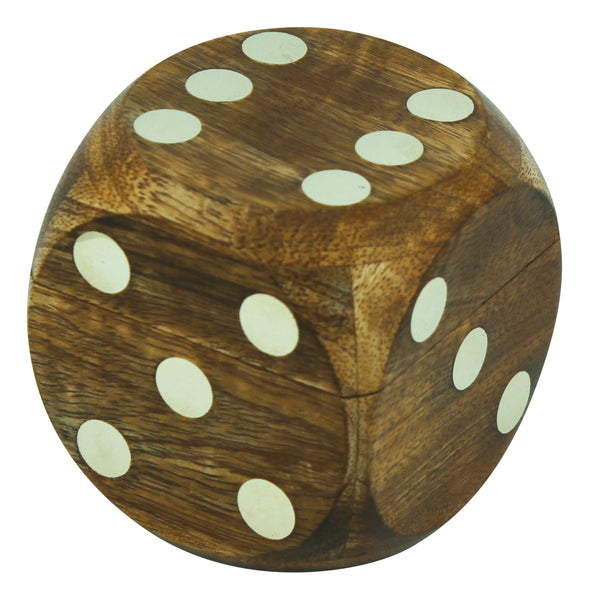 Baraja de cartas en una caja de madera con tapa con bisagras e incrustaciones de latón. 