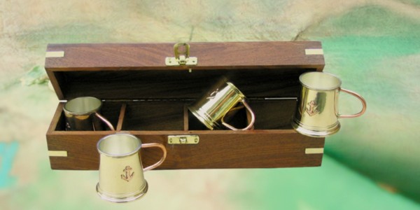 Caja de madera con 4 copas de ron/aguardiente de latón/cobre - plateada