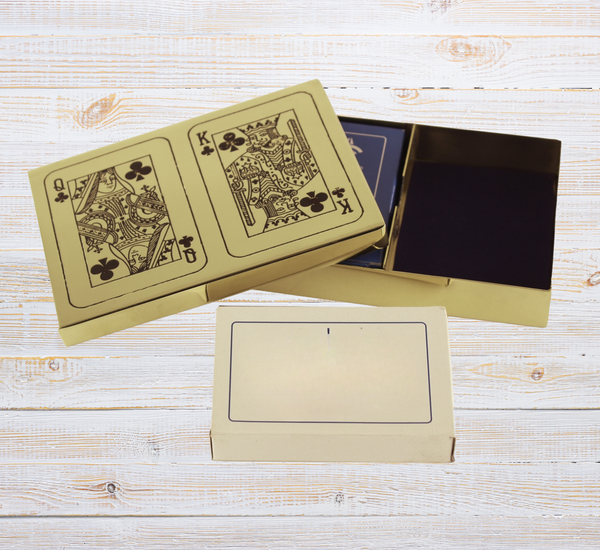 Baraja de cartas en una caja de madera con tapa con bisagras e incrustaciones de latón. 