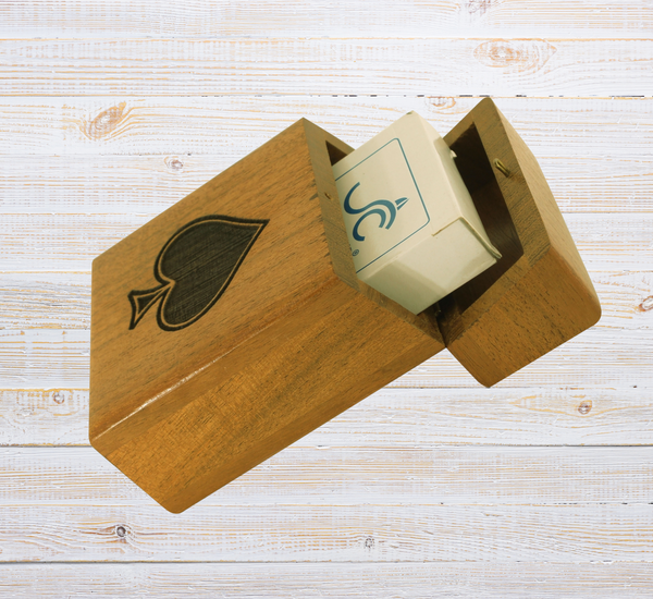 Baraja de cartas en una caja de madera con tapa con bisagras e incrustaciones de latón. 