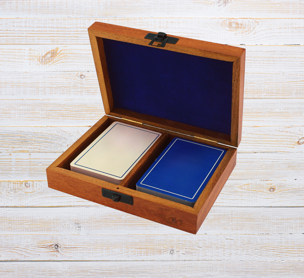 Baraja de cartas en una caja de madera con tapa con bisagras e incrustaciones de latón. 