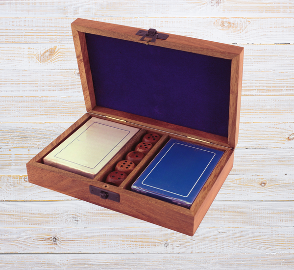 Baraja de cartas en una caja de madera con tapa con bisagras e incrustaciones de latón. 