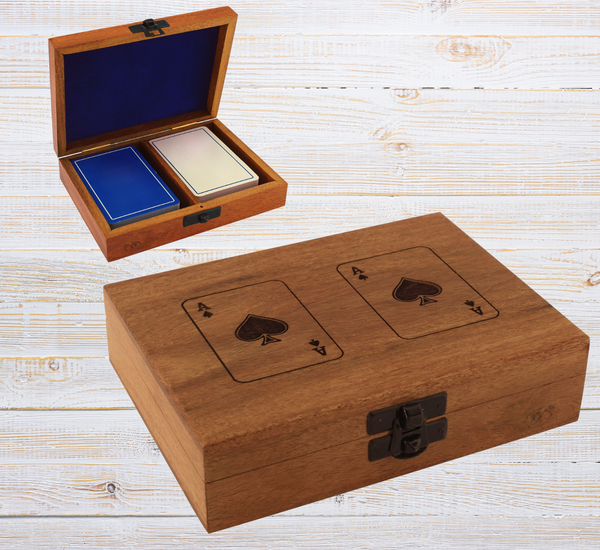 Baraja de cartas en una caja de madera con tapa con bisagras e incrustaciones de latón. 