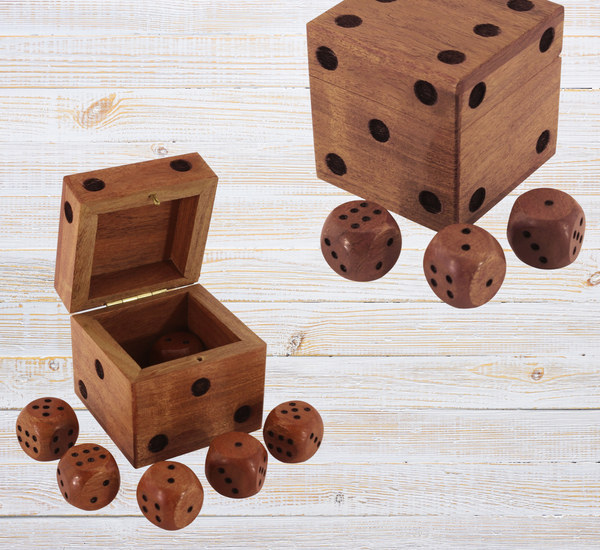 Baraja de cartas en una caja de madera con tapa con bisagras e incrustaciones de latón. 