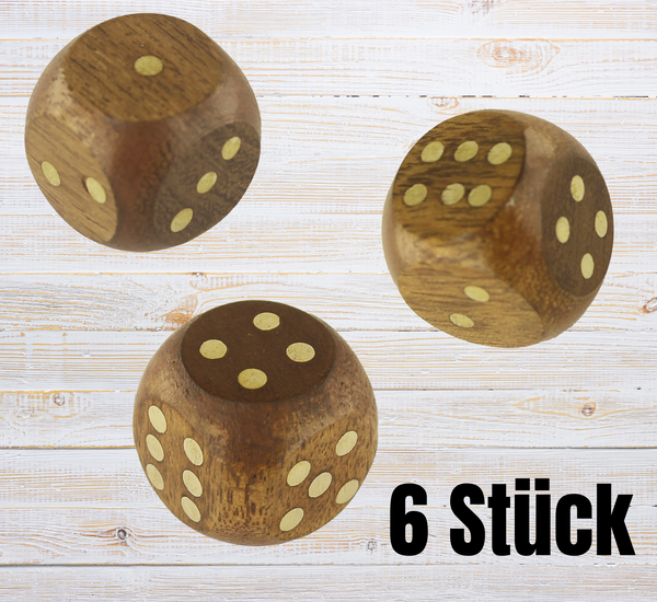 Baraja de cartas en una caja de madera con tapa con bisagras e incrustaciones de latón. 