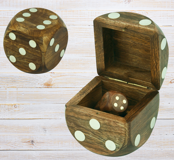 Baraja de cartas en una caja de madera con tapa con bisagras e incrustaciones de latón. 