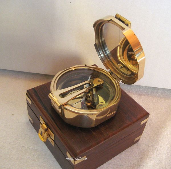 Brújula en caja de madera. 