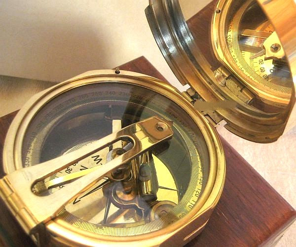 Brújula en caja de madera. 