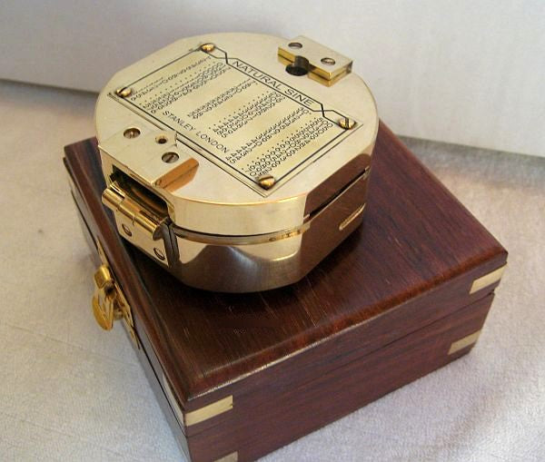 Brújula en caja de madera. 