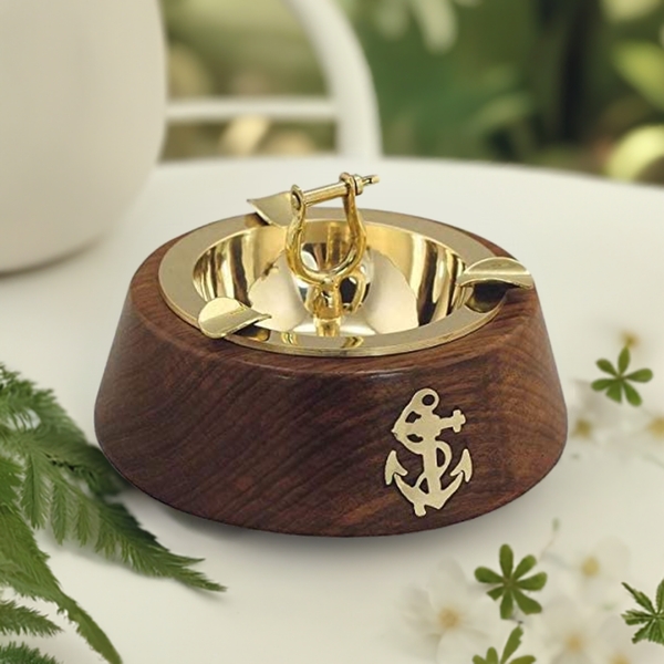 Runder Aschenbecher mit Schäkel- Ankermotiv aus Holz und Messing - maritime-deco