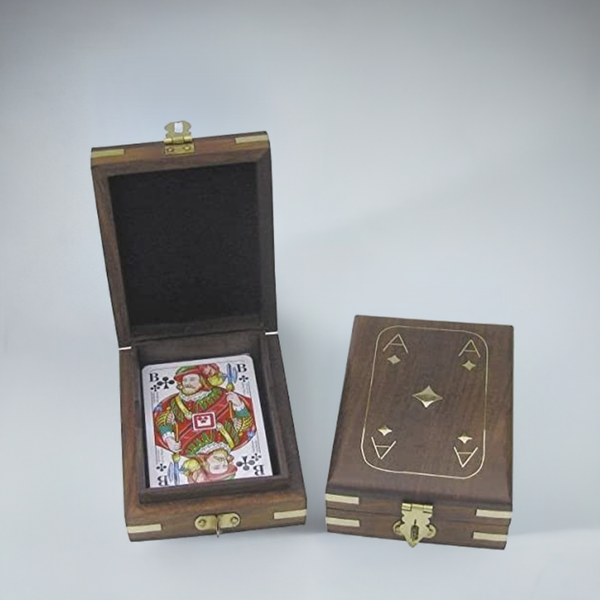 1X baraja de cartas en una caja de madera con incrustaciones de latón 