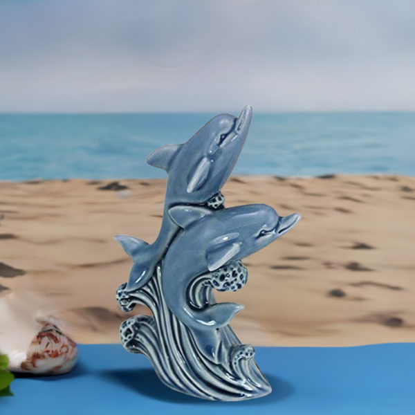 Figura decorativa marítima esmaltada con delfines. 