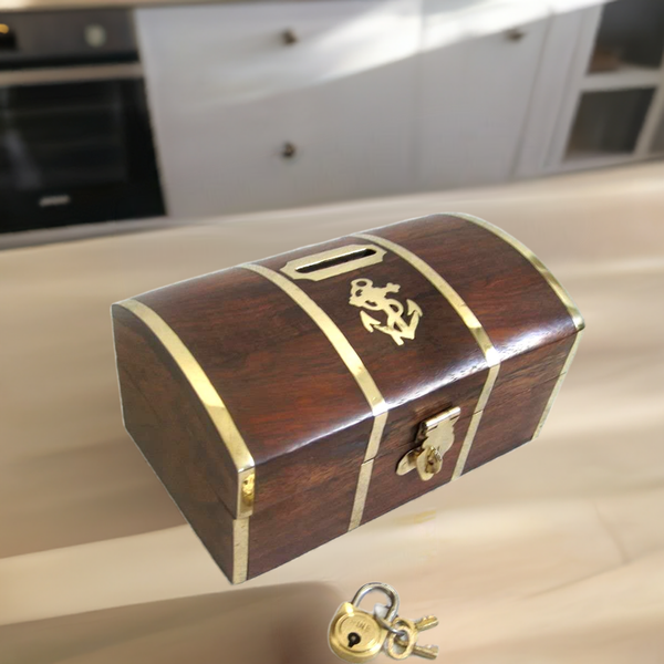 Hucha con cerradura como cofre del tesoro de madera con herrajes de latón y ancla 