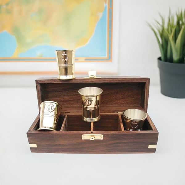 4 copas de aguardiente marítimo de latón/cobre en caja de madera con motivo de ancla