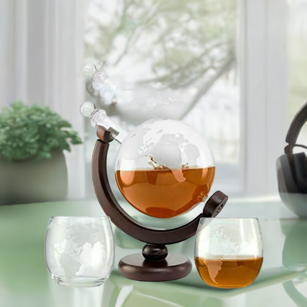 Kolbenflasche- Karaffe in Globusform+ 2 Gläser Weltkarte