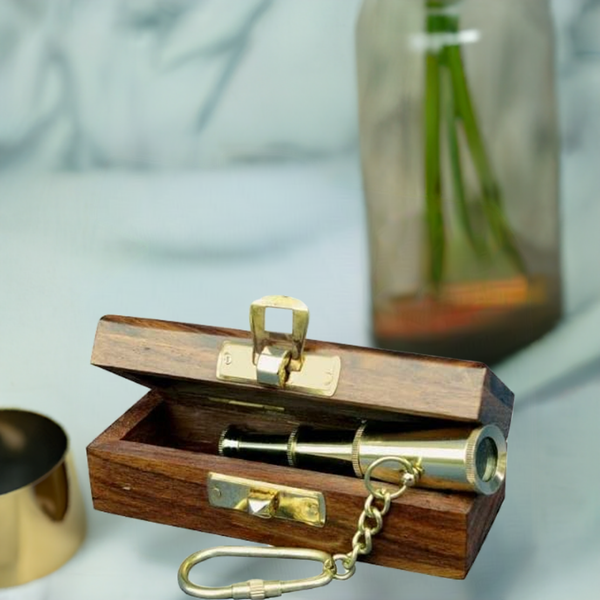2 llaveros telescópicos en caja decorativa de madera. 