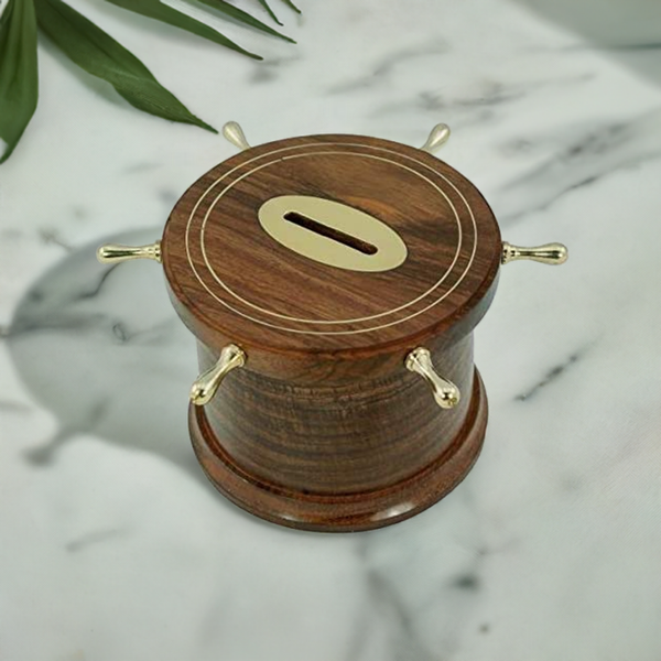 Hucha marítima de madera con herrajes de latón. 