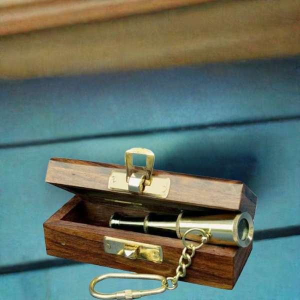 2 llaveros telescópicos en caja decorativa de madera. 