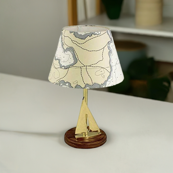 Lámpara de mesa de latón macizo/pantalla de madera carta náutica Alt. 50 cm