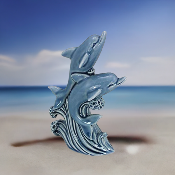 Figura decorativa marítima esmaltada con delfines. 