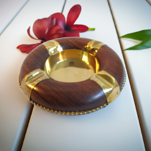 Origineller, maritimer Aschenbecher aus Messing und Holz- Rettungsring - maritime-deco