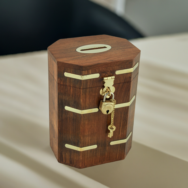 Hucha con cerradura de madera con herrajes de latón. 