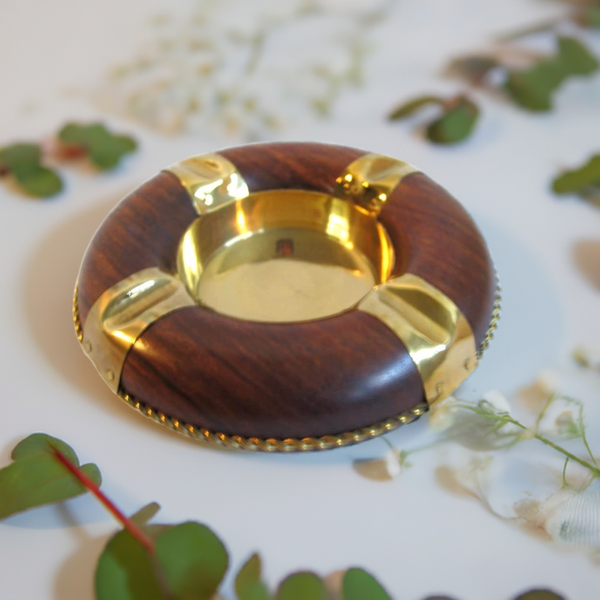 Origineller, maritimer Aschenbecher aus Messing und Holz- Rettungsring - maritime-deco