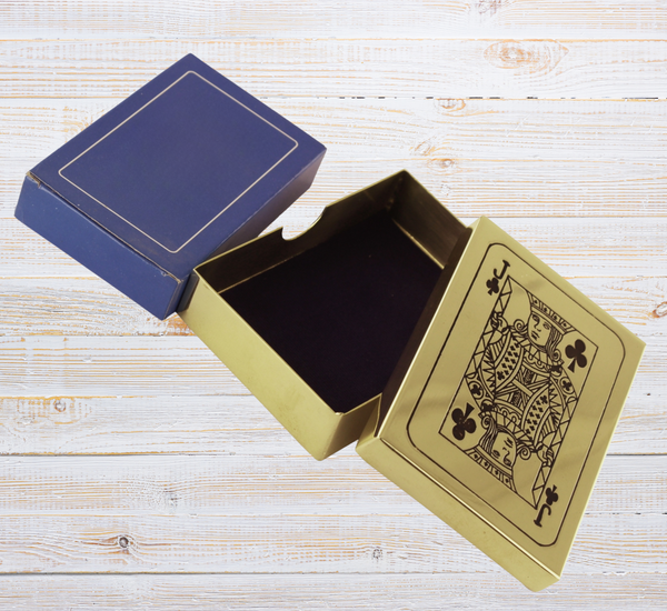 Baraja de cartas en una caja de madera con tapa con bisagras e incrustaciones de latón. 