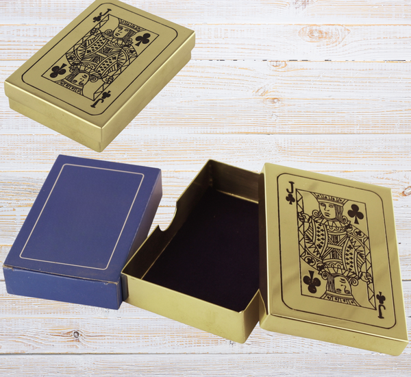 Baraja de cartas en una caja de madera con tapa con bisagras e incrustaciones de latón. 