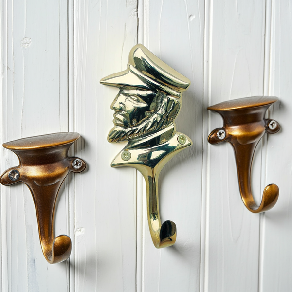 Paquete de 2 - Ganchos de pared marítimos - Ganchos para llaves - De latón macizo, incluidos tornillos de latón - Capitán 