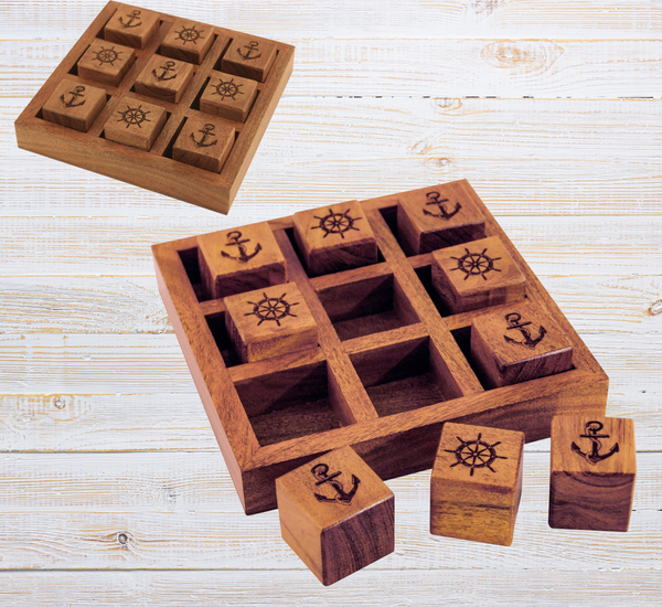 Baraja de cartas en una caja de madera con tapa con bisagras e incrustaciones de latón. 